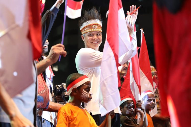 Gubernur Jawa Tengah Ganjar Pranowo kobarkan semangat di hadapan ribuan masyarakat di helatan Pagelaran Seni Budaya Nusantara di Lapangan Pancasila Simpang Lima Semarang, Sabtu (7/9) malam. 