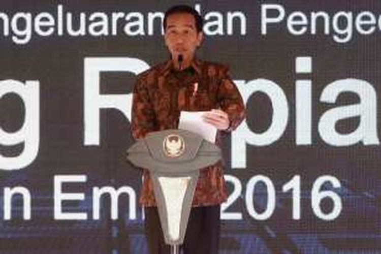 Presiden Joko Widodo saat meresmikan peluncuran uang rupiah baru di Gedung Bank Indonesia, Senin (19/12/2016). Bank Indonesia meluncurkan uang NKRI baru dengan menampilkan 12 pahlawan nasional, Adapun uang desain baru yang diluncurkan hari ini mencakup tujuh pecahan uang rupiah kertas dan empat pecahan uang rupiah logam.