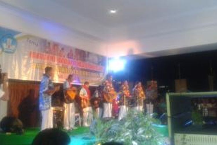 Salah satu group musik Hawayan di Ambon tampil menghibur dalam featival musik tradisional yang berlangsung di Tribun Lapangan Merdeka Ambon Selasa (2/9/2014) malam