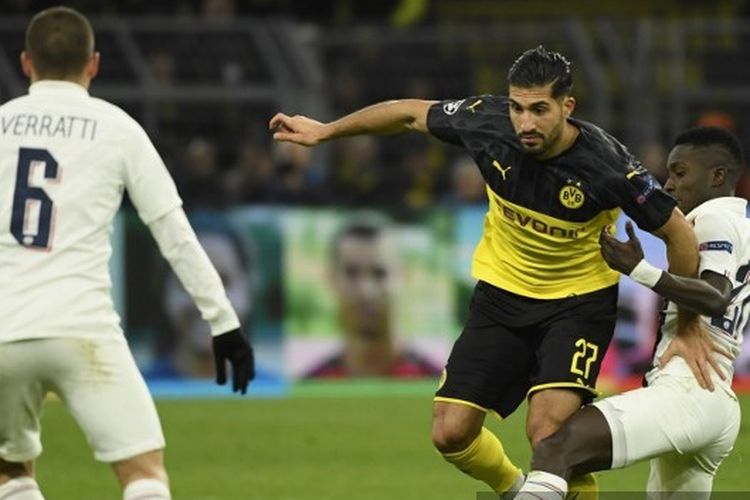 Gelandang Borussia Dortmund, Emre Can, berebut bola dengan pemain Paris Saint-Germain, Idrissa Gueye, pada laga  Dortmund vs PSG di leg pertama babak 16 besar Liga Champions.