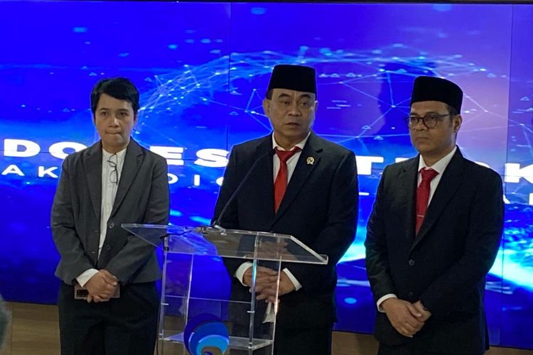Dari kiri ke kanan, Sekjen Kominfo, Menkominfo Budi Arie Setiadi, dan Wakil Menkominfo Nezar Patria dalam konferensi pers usai serah terima jabatan Menkominfo di Kantor Kominfo, Jakarta Pusat, Senin (17/7/2023).