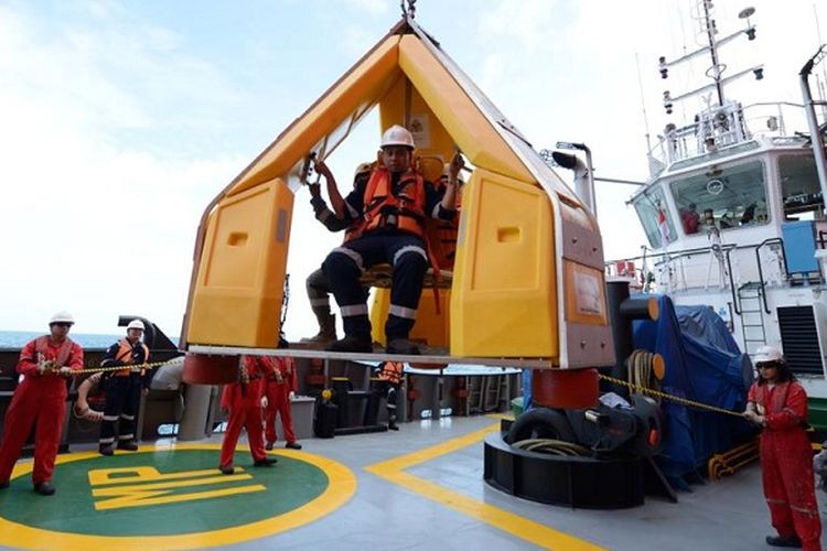 Ilustrasi kegiatan memasok LNG ke kapal-kapal yang berbahan bakar berbasis LNG 