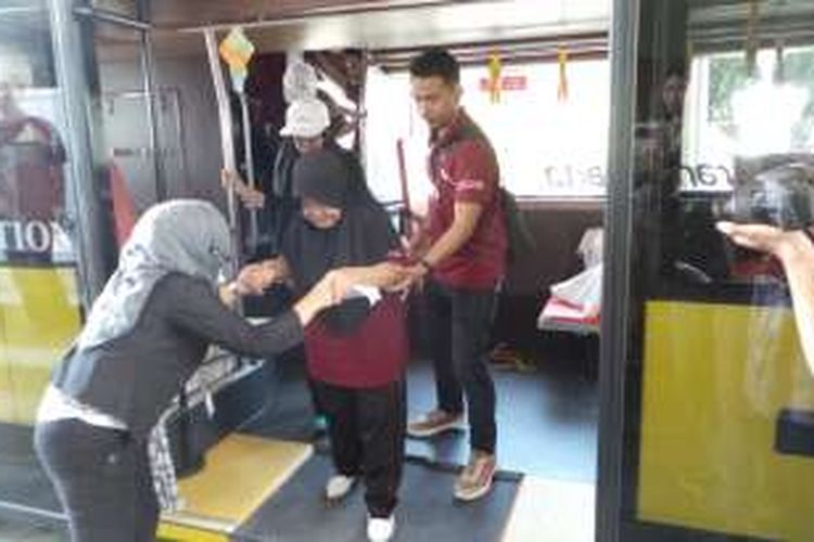 Lansia dari Panti Werdha Sasana Bina Mulya jalan-jalan ke Museum Nasional, Kamis (29/9/2016). Kegiatan ini dalam rangka Site Visit Busway yang diselenggarakan PT Transjakarta. 
