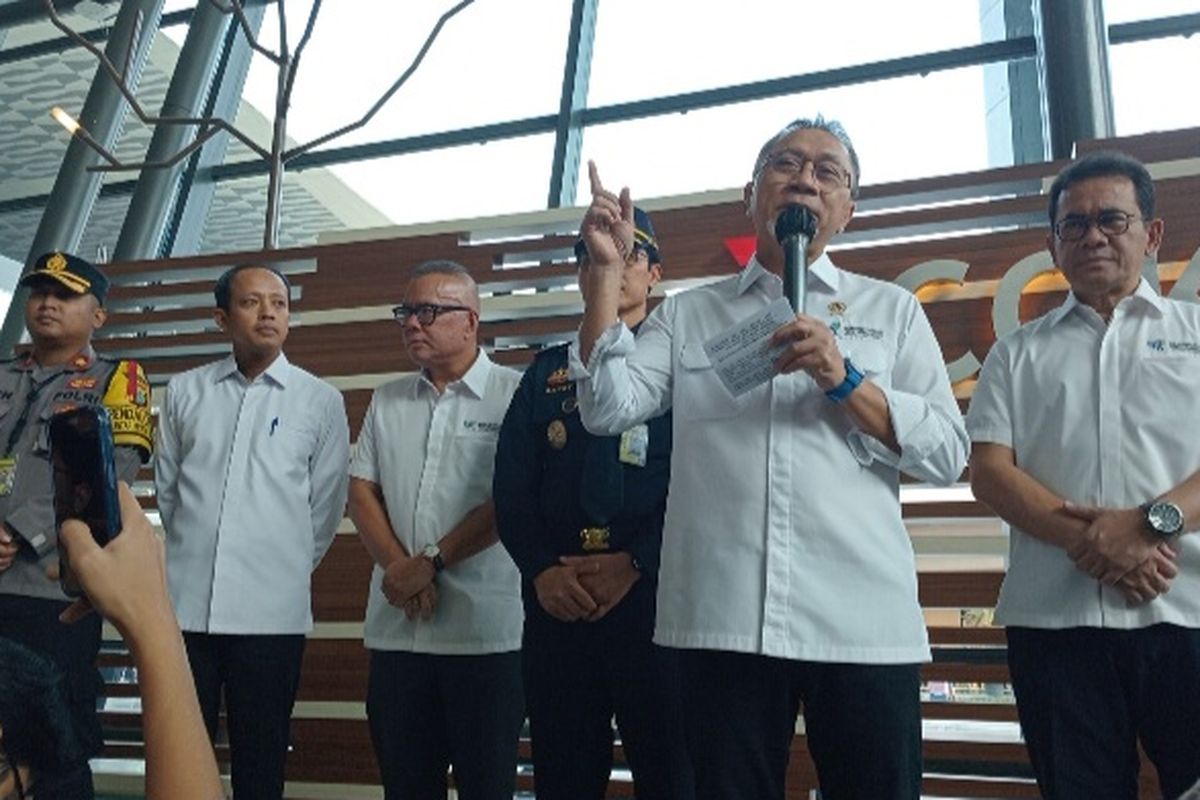 Menteri Perdagangan Zulkifli Hasan saat mengunjungi Bea Cukai dan Bandara Internasional Soetta di Tangerang, Senin (6/5/2024).