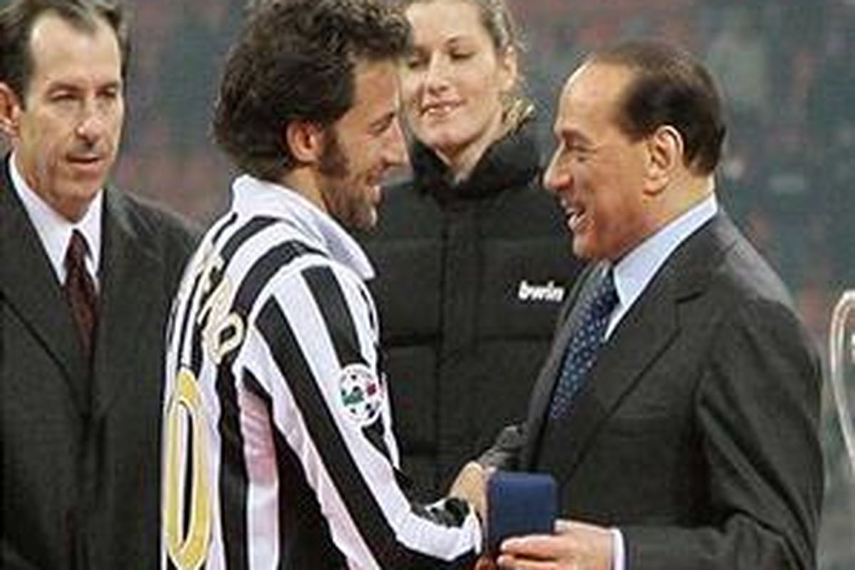 Presiden AC Milan, Silvio Berlusconi, menyalami kapten Juventus, Alessandro Del Piero. Berlusconi berharap Del Piero mengakhiri karier di Milan.