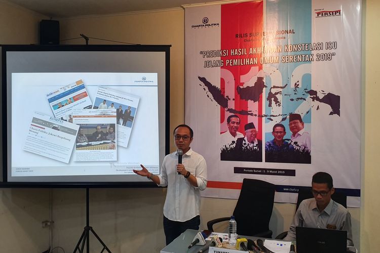 Direktur Eksekutif Charta Politika Yunarto Wijaya saat merilis hasil survei di kantornya di Jakarta, Senin (25/3/2019).