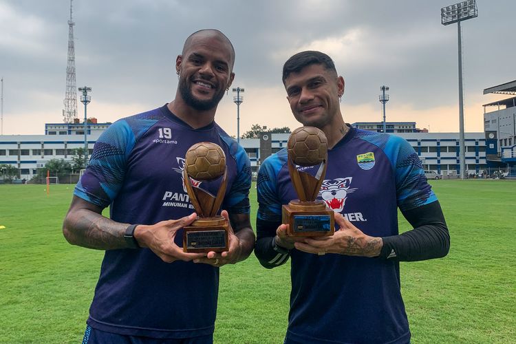 Duet bomber Persib Bandung David da Silva dan Ciro Alves terpilih menjadi 11 pemain terbaik musim Liga 1 2023-2024 oleh Asosiasi Pesepakbola Profesional Indonesia (APPI).