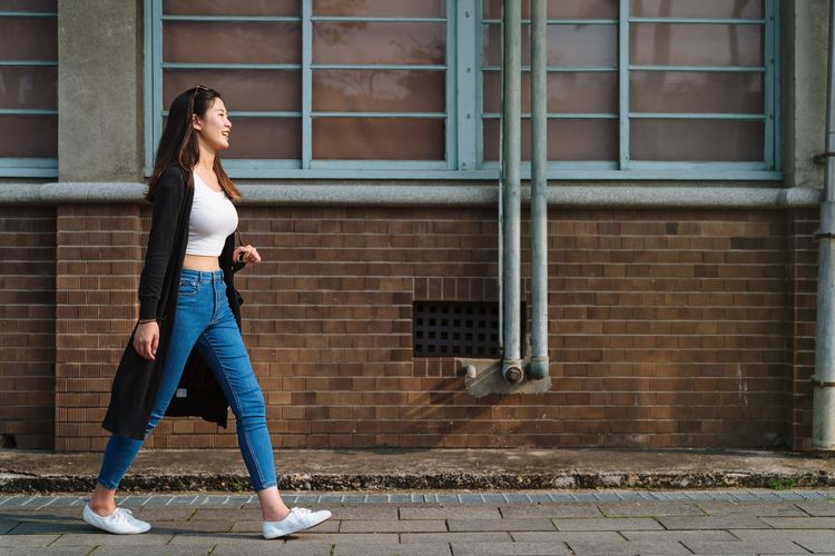 Ilustrasi jeans, denim, warna denim cocok dengan warna apa