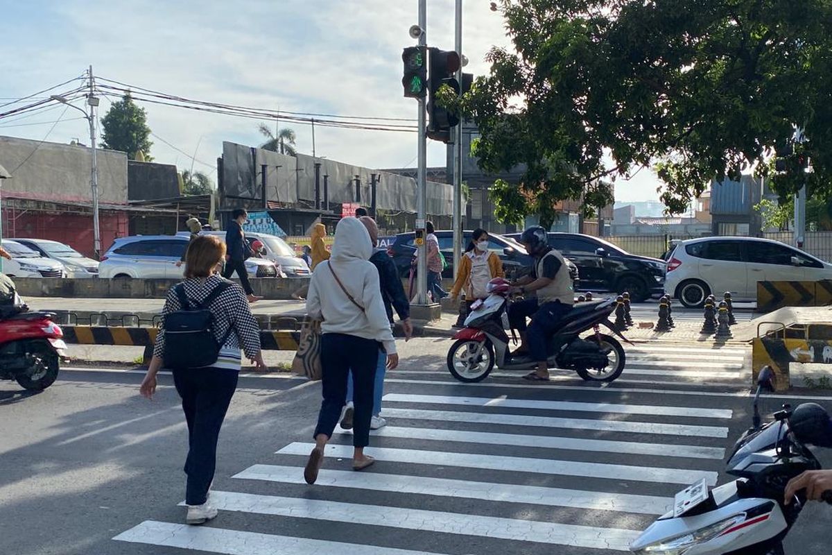 Pelican crossing di kawasan Kebon Jeruk, Jakarta Barat, Selasa (7/3/2023). Tampak pengendara motor tetap melintas meski penanda pejalan kaki untuk melintas telah menyala. 