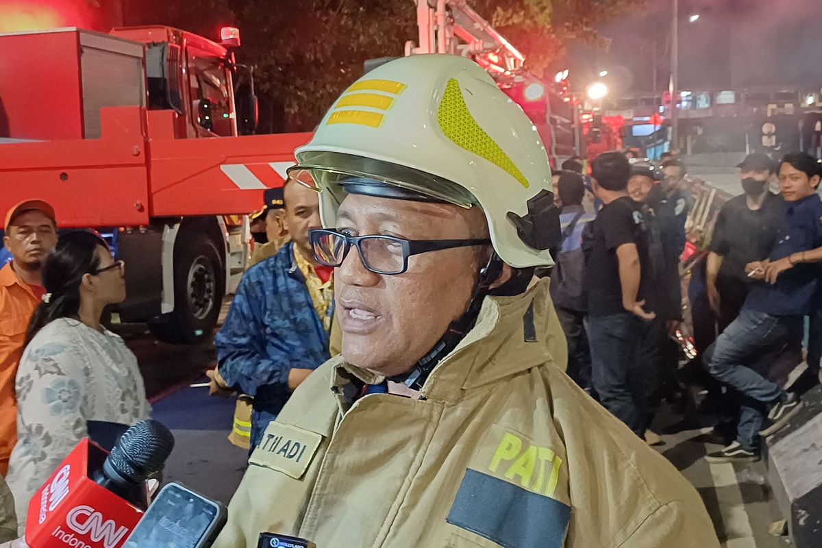 Kepala Dinas Penanggulangan Kebakaran dan Penyelamatan (Gulkarmat) DKI Jakarta Satriadi saat ditemui wartawan di lokasi kebakaran toko bingkai Jalan Mampang Prapatan Raya, Jakarta Selatan, Jumat (19/4/2024).