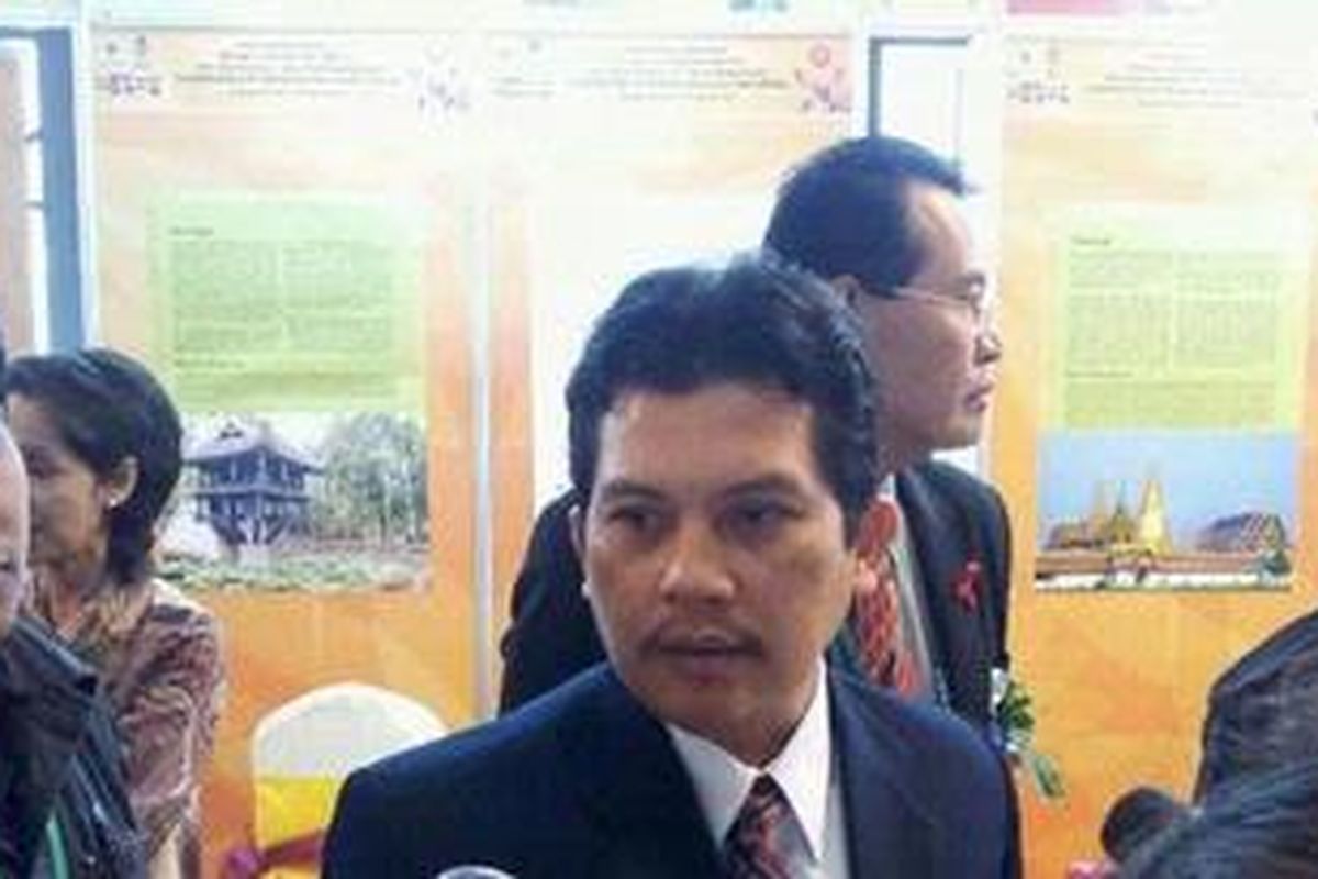 Wakil Menteri Kesehatan Ali Gufron (tengah).