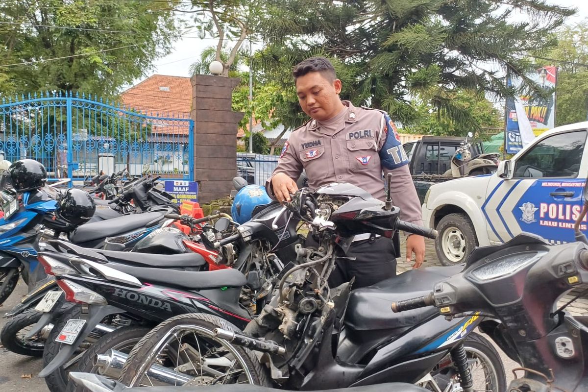 Polisi sedabg menunjukkan motor yang mengalami lakalantas di Kabupaten Purworejo Jawa Tengah pada Senin (16/12/2024). 