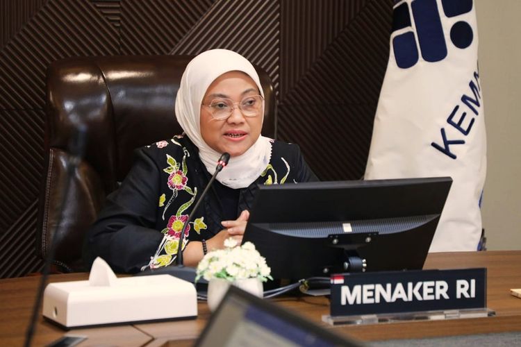 Menteri Ketenagakerjaan (Menaker) Ida Fauziyah saat menghadiri acara Sosialisasi Kebijakan Terbaru Hubungan Industrial secara virtual di Jakarta, Jumat (20/8/2021).