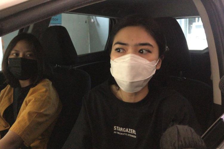 Tak Bisa Mudik Lebaran, Isyana Sarasvati Hanya Berdua dengan Suami