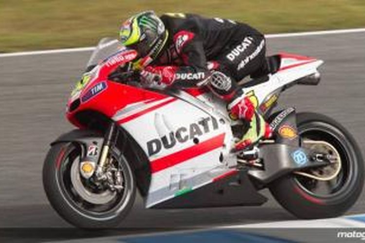 Pebalap Ducati asal Inggris, Cal Crutchlow, membalap pada sesi uji coba di Jerez, Spanyol, Rabu (2/4/2014).