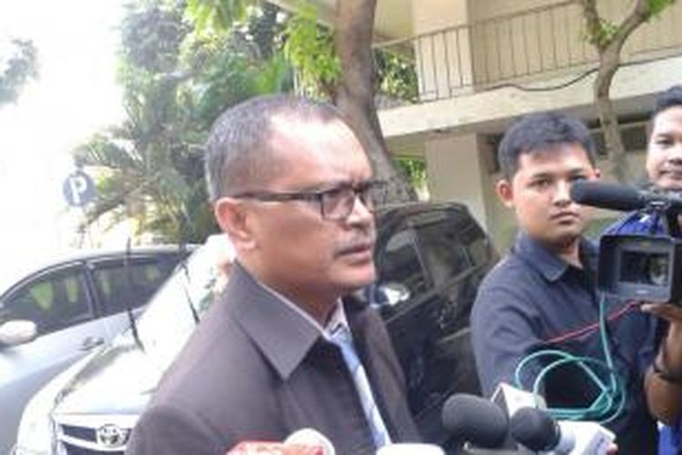 Andi Asrun kuada hukum AK korban pelecehan seksual di TK JIS, Pondok Indah, Jakarta saat mendatangi Lembaga Perlindungan Saksi dan Korban (LPSK) pada Selasa (22/4/2014).
