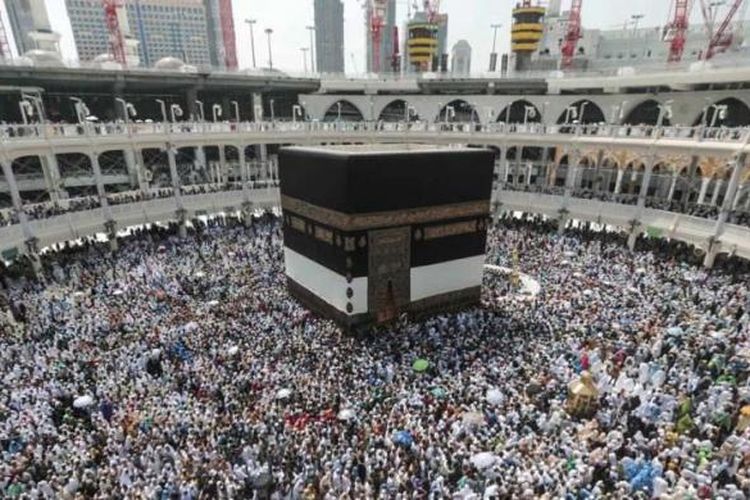 Umat Islam melakukan tawaf atau berjalan mengelilingi Kakbah di Masjidil Haram, kota suci Mekah, Saudi Arabia, 20 September 2015. Tawaf dilakukan sebagai bagian dari rangkaian ibadah haji.