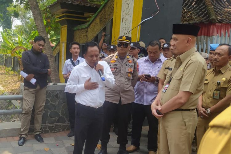 Pejabat Bupati Bangkalan, Arief M Edie saat menemui perwakilan massa dari Pusat Analisa Kajian dan Informasi Strategis (PAKIS) Bangkalan, Senin (25/9/2023). Hari pertama bekerja, Arief langsung didemo yang berisi tentang catatan merah penyelenggaraan pemerintahan di Kabupaten Bangkalan.