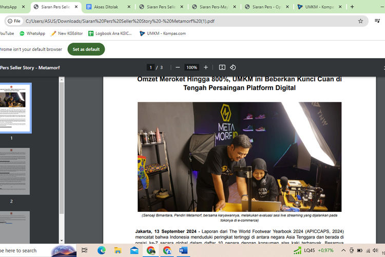 Senoaji Bimantara, Pendiri Metamorf, bersama karyawannya, melakukan evaluasi sesi live streaming yang dijalankan pada
tokonya di e-commerce