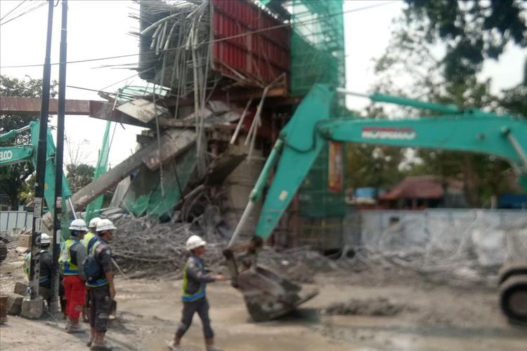 Sejumlah pekerja sedang mengevakuasi material dari tiang penyangga yang ambruk di lokasi pengerjaan tol Bogor Outer Ring Road (BORR) di Jalan Sholeh Iskandar, Kota Bogor, Rabu (10/7/2019).