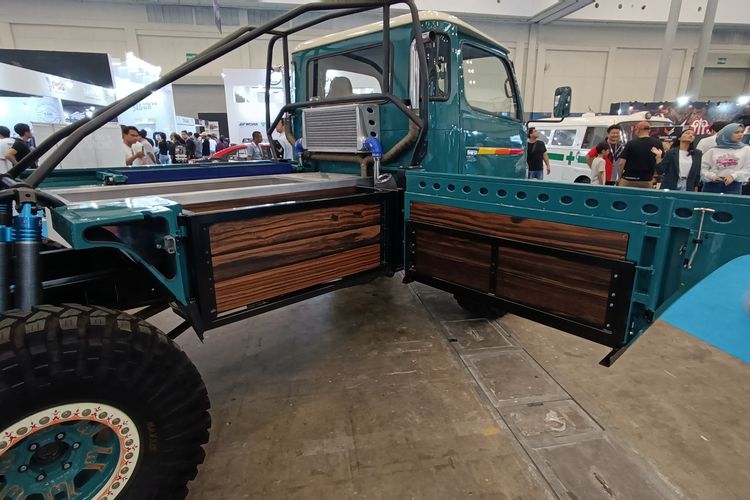 Toyota Dyna yang dimodifikasi jadi service truck balap offroad oleh Prorock Engineering