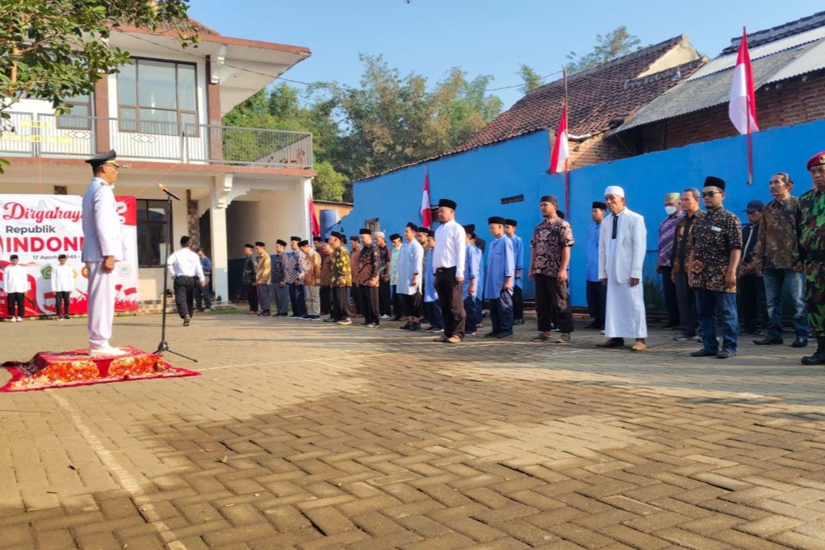 Lima orang mantan narapidana terorisme (eks napiter) yang merupakan eks-pengikut jaringan Jamaah Islamiah (JI) turut serta mengikuti upacara peringatan Hari Kemerdekaan Republik Indonesia (RI) ke-80 di Pondok Pesantren (Ponpes) Ibnu Abbas, Bumiayu, Kota Malang, Jawa Timur pada Minggu (17/8/2025). 