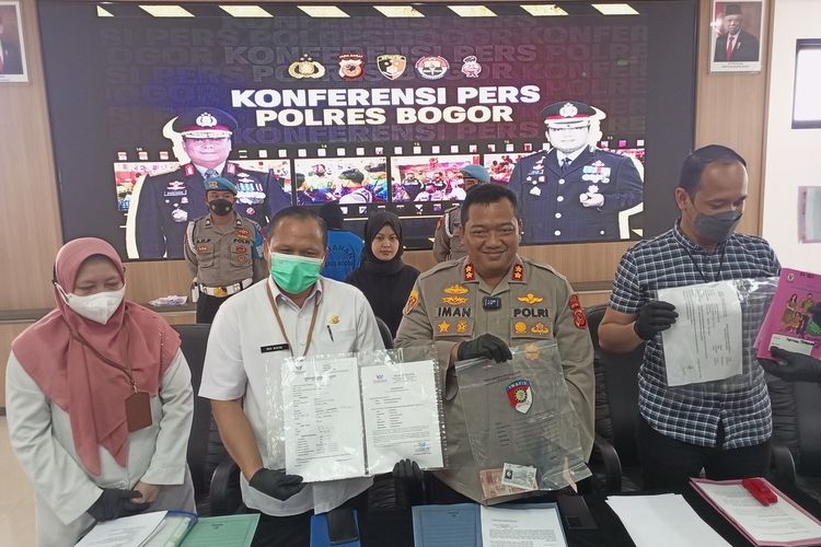 Kepolisian Resor Bogor mengungkap kasus perdagangan bayi dengan modus adopsi via media sosial di wilayah Kabupaten Bogor, Jawa Barat.