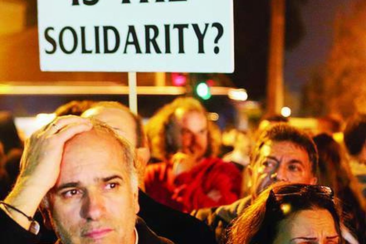 Para pegawai Bank Laiki (Populer) di Siprus ambil bagian dalam aksi unjuk rasa di luar gedung Parlemen Siprus di Nikosia, Kamis (21/3). Situasi di Siprus genting setelah negara itu harus segera mengajukan rencana alternatif terkait syarat dana talangan dari Uni Eropa dan Dana Moneter Internasional (IMF).