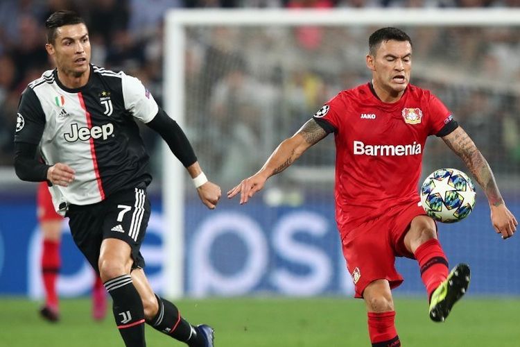 Cristiano Ronaldo memerhatikan aksi Charles Mariano dalam pertandingan Juventus vs Bayer Levekusen pada lanjutan Liga Champions di Stadion Allianz, Turin 1 Oktober 2019. 