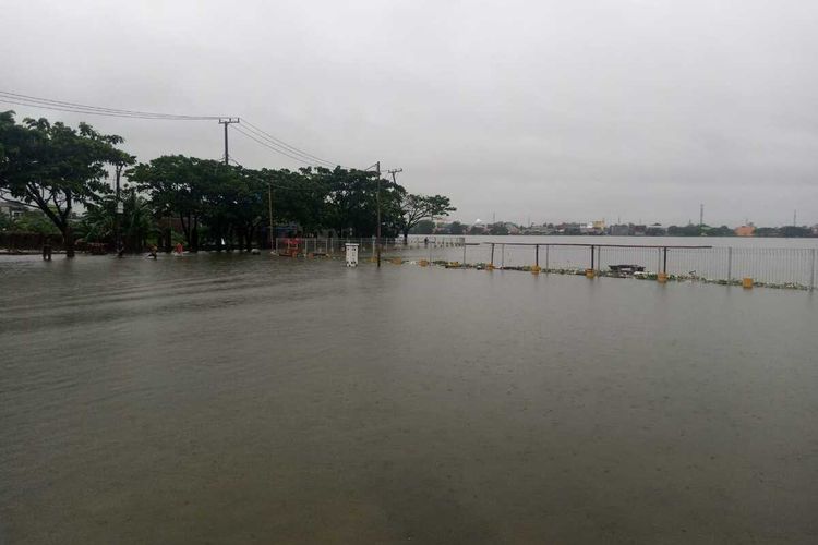 Selama tiga hari diguyur hujan lebat, Kota Makassar dilanda banjir hingga ketinggian 1 meter di jalan raya maupun di kawasan pemukiman penduduk. Bahkan, waduk hingga kanal yang berada di tengah kota meluap.