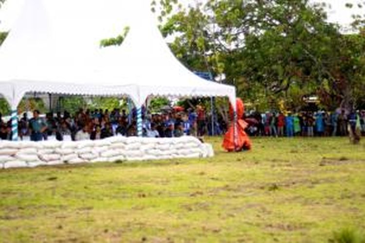 Antusias warga Morotai menyaksikan peluncuran roket oleh LAPAN RI.