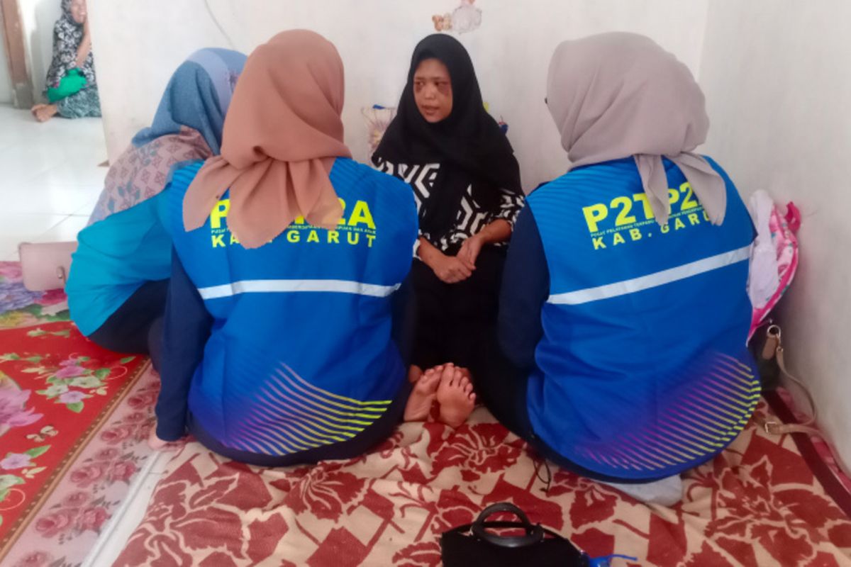 Tim asessment P2TP2A Garut saat menemui Rohimah, ART yang dianiaya majikannya di rumahnya di Garut, Jumat (4/11/2022)