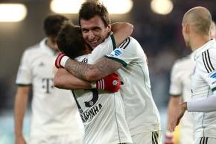 Selebrasi bomber Bayern Muenchen, Mario Mandzukic, seusai mencetak gol dalam pertandingan lanjutan Bundesliga 1 melawan Hannover 96, Minggu (23/2/2014). 