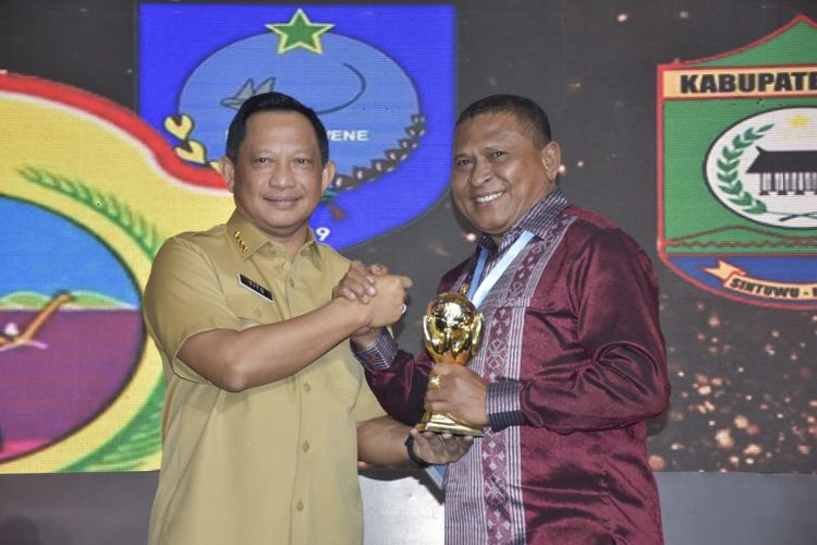 Wakil Bupati (Wabup) Maluku Barat Daya (MBD) Agustinus Lekwardai Kilikily saat menerima penghargaan Universal Health Coverage (UHC) Award 2023 di Balai Sudirman, Jakarta Selatan (Jaksel), Selasa (14/03/2023).
