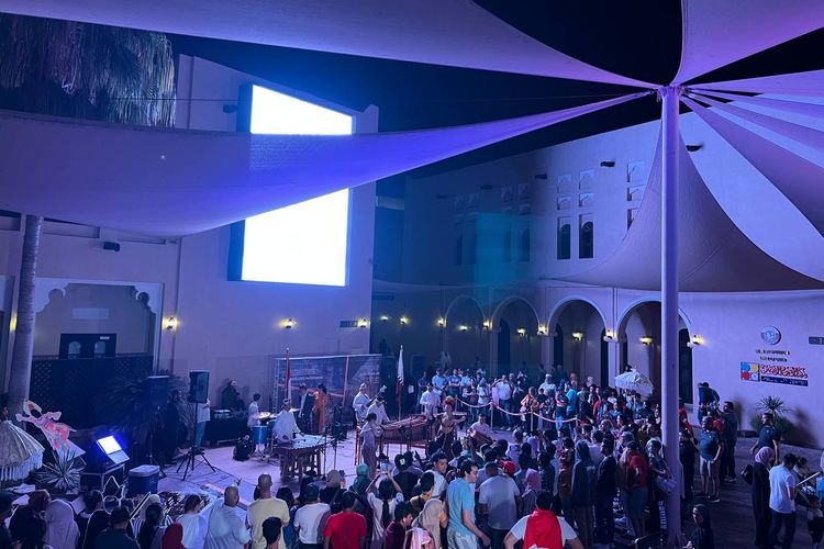Saung Angklung Udjo saat tampil di Katara Cultural Village Foundation di Al-Ibdaa Courtyard, Qatar, pada Jumat (18/11/2022)-Senin (28/11/2022).