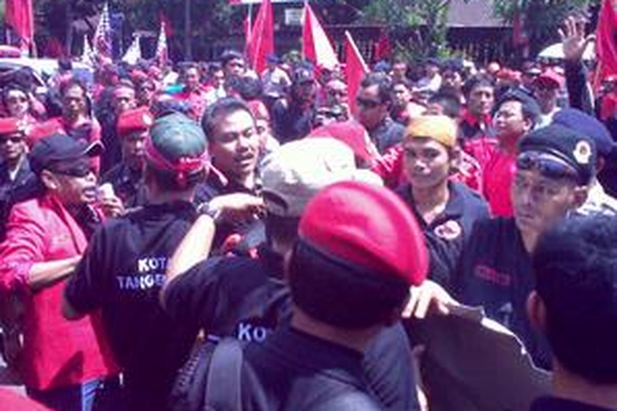 Pengunjuk rasa saling dorong dengan satgas PDI-P yang berusaha menghalangi mereka memasuki arena kongres. 