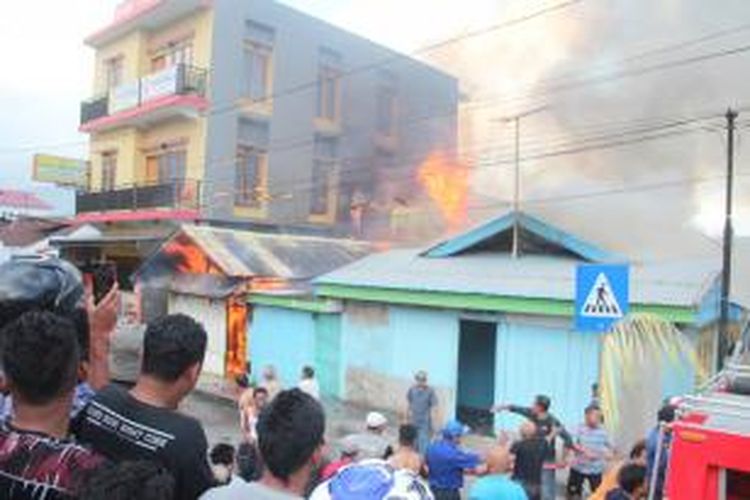Sejumlah rumah warga di desa Batu MErah Kecamatan Sirimau Ambon, hangus terbakar, Sabtu (12/9/2015)
