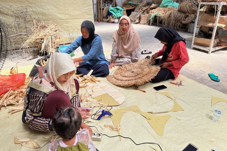 Nesya Anggi Puspita (34) sedang mengecek pembuatan produk-produknya di Workshop Grandis Home di Kecamatan Kasiman, Bojonegoro, Jawa Timur pada Senin (12/8/2024) siang. Anggi merintis usahanya dengan nama CV. Grandis Home sejak tahun 2015. Ia memutuskan keluar dari pekerjaannya di bidang oil and gas. Anggi pun merintis bisnis home decor sembari mengurus anak-anaknya hingga akhirnya berhasil merambah pasar ekspor.