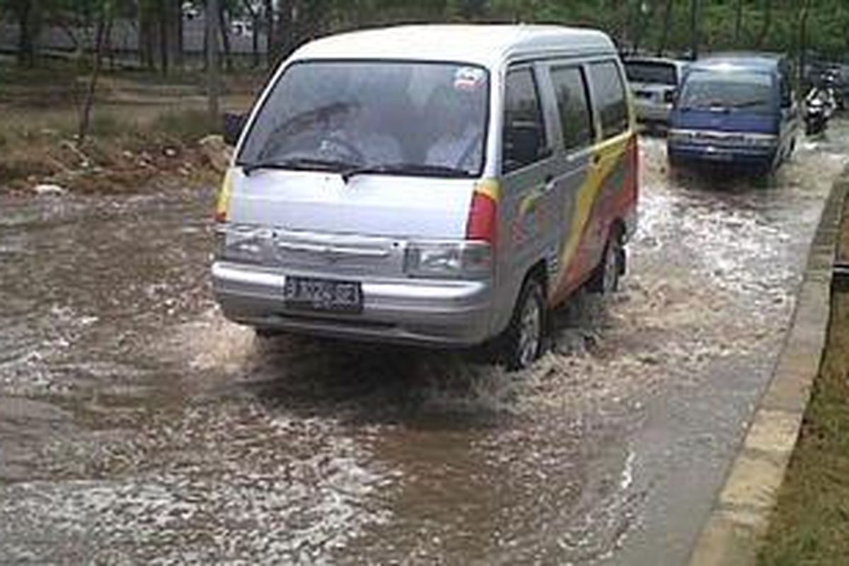 Genangan air akibat meluapnya air laut di Jalan RE Martadinata depan Bahtera Jaya Ancol, Senin (28/11/2011)
