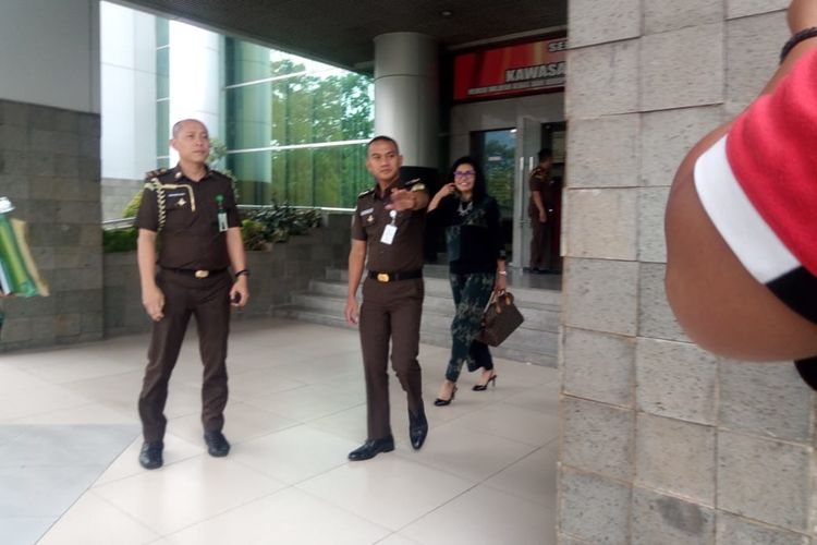 Ketua DPRD Provinsi Sumatera Selatan RA Anita Noeringhati usai menjalani pemeriksaan di Kejaksaan Tinggi (Kejati) Sumsel, Selasa (22/10/2019).