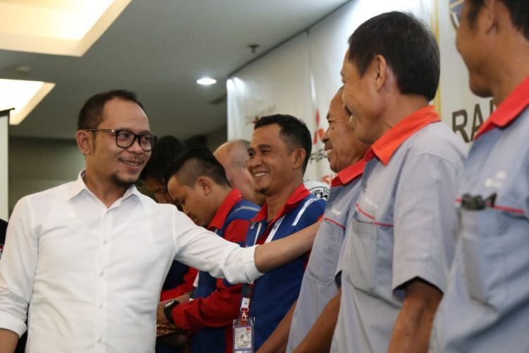 Menaker Hanif memberikan ucapan selamat kepada para sopir truk yang mendapatkan sertifikasi kompetensi di Jakarta, Kamis (14/2/2019) kemarin petang.