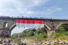 HUT RI, Mapala UPB Bentangkan Bendera Raksasa di Jembatan Tembana