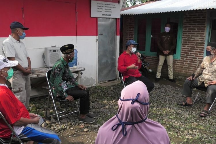 Bupati Banyumas Achmad Husein bertemu warga yang sembuh dari Covid-19 di Kelurahan Kober, Kecamatan Purwokerto Barat, Kabupaten Banyumas, Jawa Tengah, Selasa (16/6/2020).