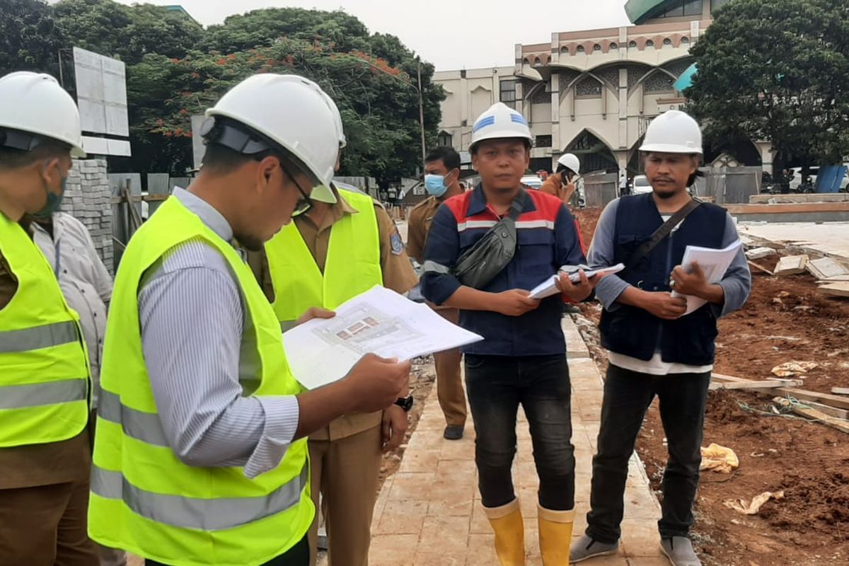 Wakil Wali Kota Tangerang Selatan Pilar Saga Ichsan saat meninjau progress pembangunan Alun-alun Pamulang yang berada di depan Kantor Kecamatan Pamulang, Jalan Siliwangi, Pamulang, Tangsel. Pada hari ini, Kamis (3/11/2022) pembangunan disebut sudah rampung hampir 60 persen.