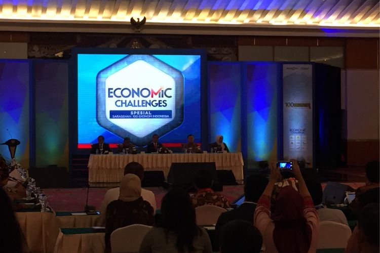 Suasana Sarasehan kedua 100 Ekonom Indonesia yang dihadiri Presiden Joko Widodo di Grand Sahid Jaya, Selasa (12/12/2017).