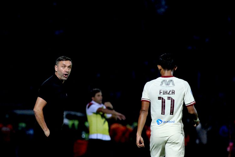 Pelatih Persija Jakarta Thomas Doll berbicara dengan Firza Andika saat pertandingan pekan ke-7 Liga 1 2022-2023 melawan Arema FC yang berakhir dengan skor 0-1 di Stadion Kanjuruhan Kepanjen, Kabupaten Malang, Minggu (28/8/2022) malam.