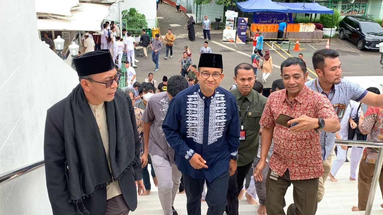 H+2 Pencoblosan, Anies Shalat Jumat di Masjid Al Azhar