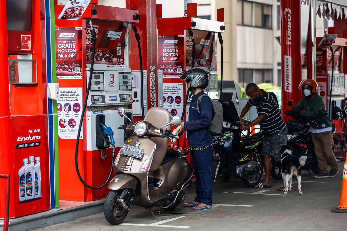Warga saat mengisi bahan bakar di SPBU MT Haryono, Jakarta, Senin (28/3/2022).