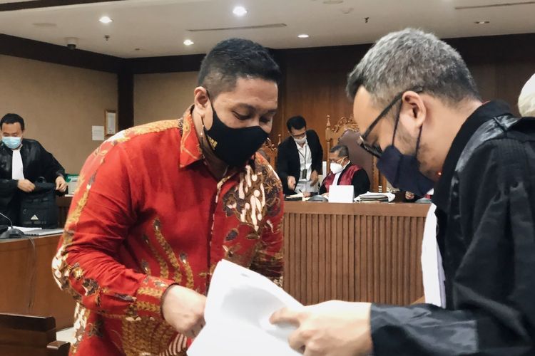 Eks penyidik Komisi Pemberantasan Korupsi (KPK) Stepanus Robin Pattuju sebagai terdakwa dugaan kasus suap pengurusan perkara di KPK. Ia hadir sebagai saksi atas terdakwa lain bernama Maskur Husain di Pengadilan Tindak Pidana Korupsi (Tipikor) Jakarta, Senin (22/11/2021). 