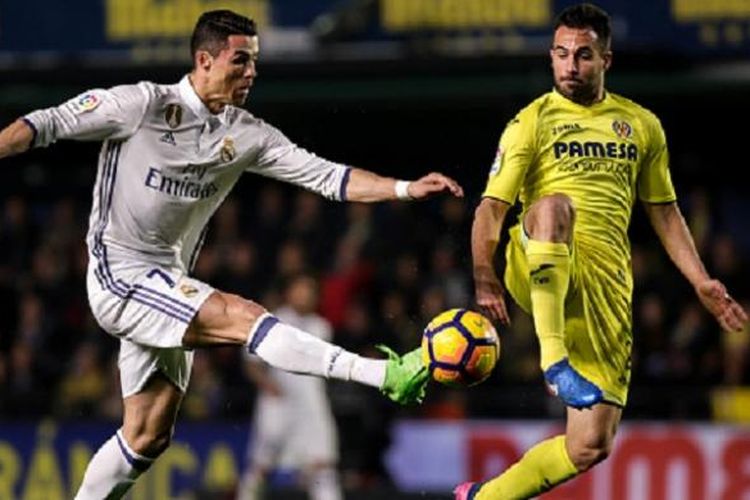 Cristiano Ronaldo dikawal Mario Gaspar ketika Real Madrid bertandang ke markas Villarreal, El Madrigal, pada lanjutan La Liga, Minggu (26/2/2017). 